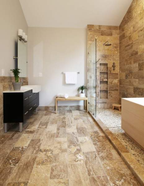 Revêtement de salle de bain avec du travertin