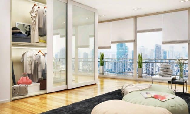 Comment bien intégrer une porte de placard coulissante à la décoration de votre salon ?