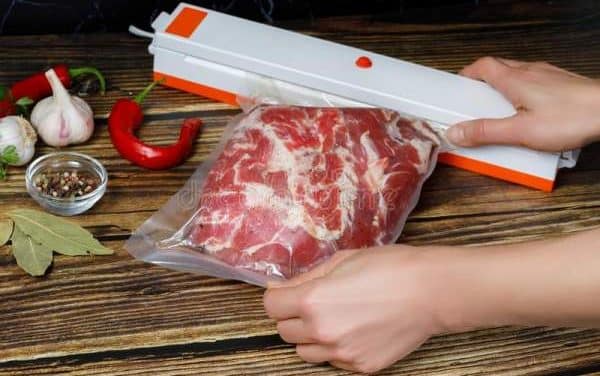 Viande dans son emballage sous vide : comment reconnaître lorsqu’elle n’est plus bonne ?