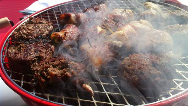 Feu, fumée et saveurs : L&rsquo;expérience sensorielle du barbecue au charbon
