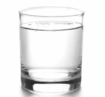 Combien de verres peut contenir une bouteille d&rsquo;eau : exploration des tailles et de leur impact
