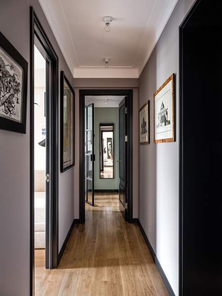 Couloir portes peintes
