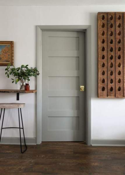 Couloir portes peintes
