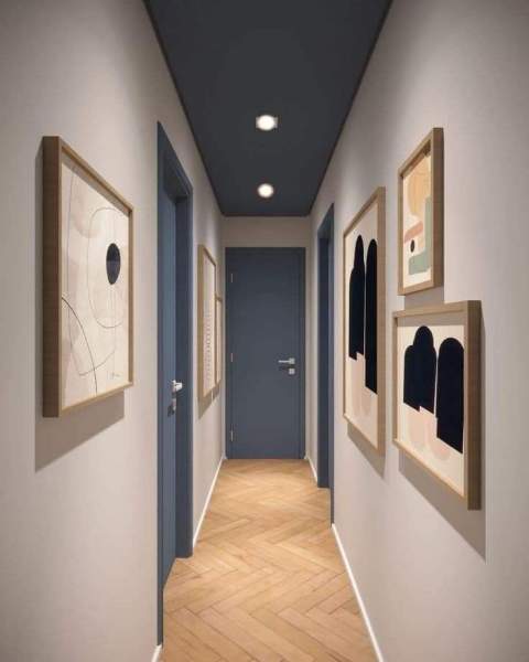 Couloir portes peintes
