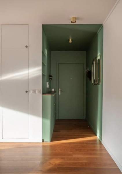 Couloir portes peintes