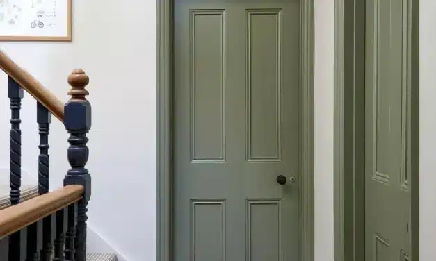 De quelle couleur peindre les portes d&rsquo;un couloir pour un style harmonieux