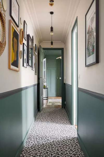 Couloir portes peintes